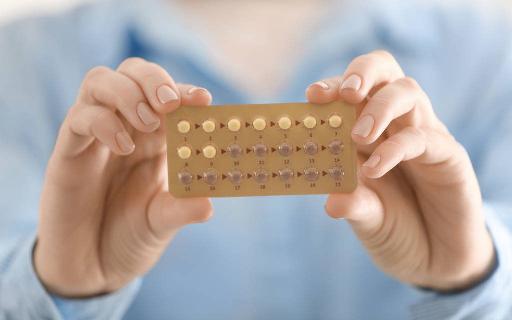 Женщина с гормональными таблетками, крупным планом
 - Фото, изображение