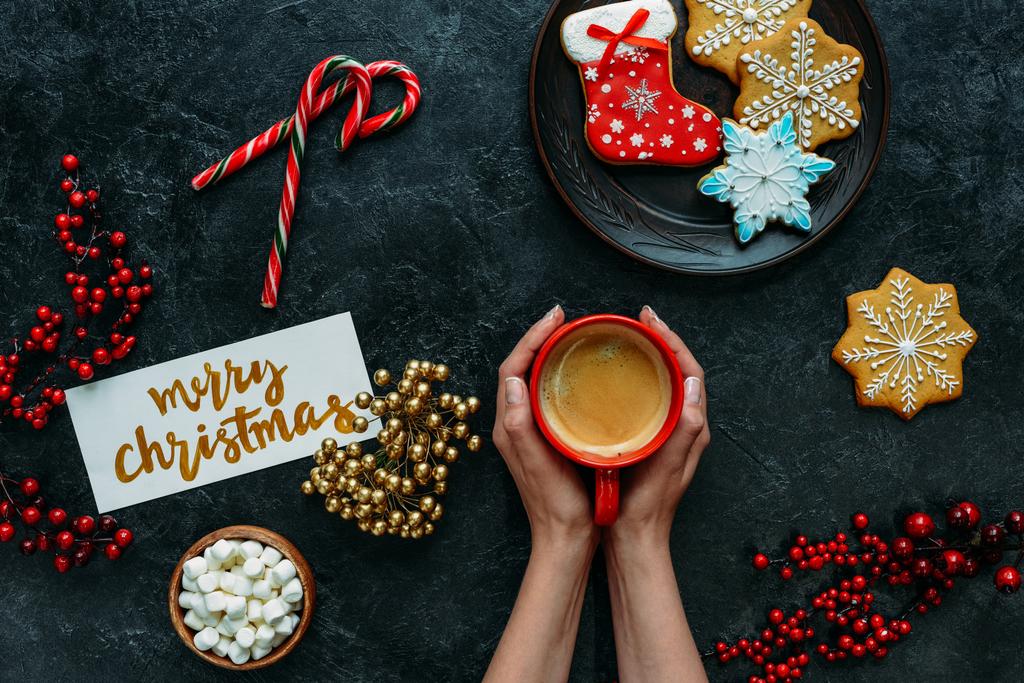 Kerst gingerbreads en koffie  - Foto, afbeelding