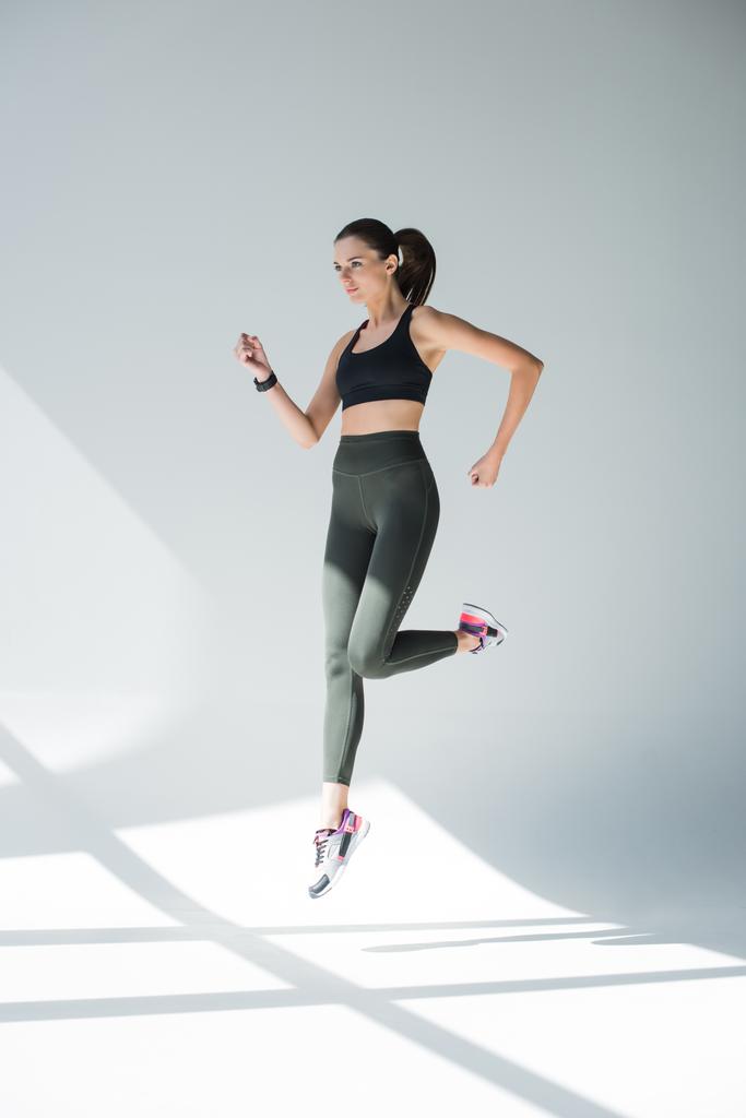 Прыгающая девушка в спортивной одежде
 - Фото, изображение