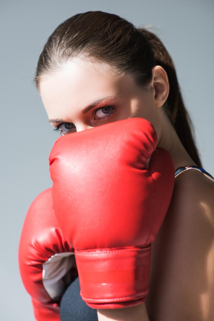 спортивная девушка в боксёрских перчатках
 - Фото, изображение