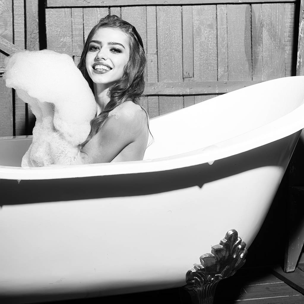 Femme heureuse dans le bain
 - Photo, image