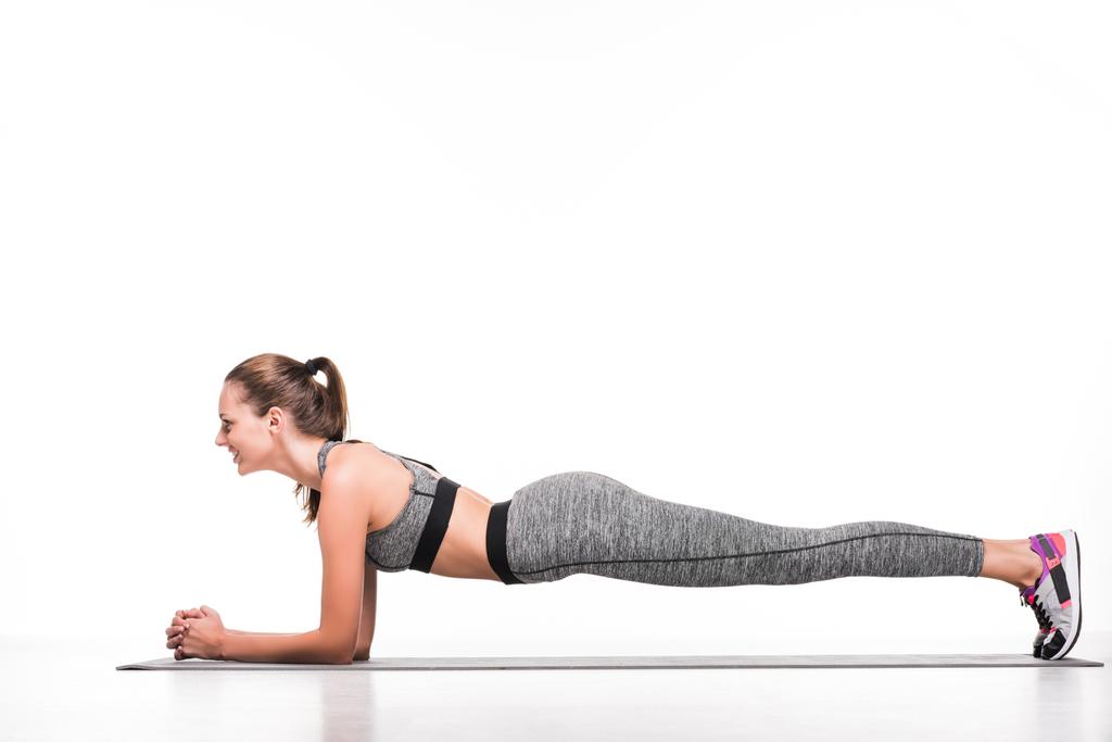 deportista ejercitándose sobre esterilla de yoga
 - Foto, imagen
