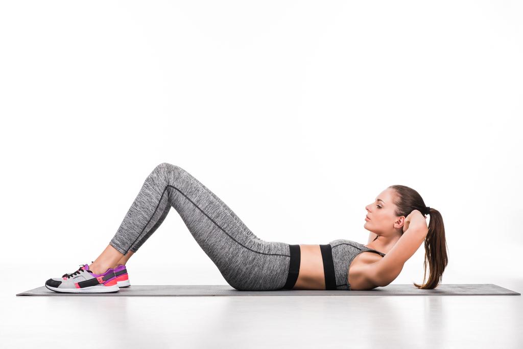 Sportvrouw uitoefenen op yoga mat - Foto, afbeelding