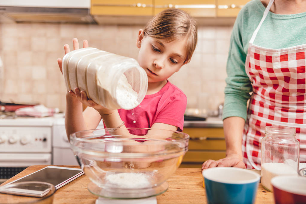 Дочка робить тісто для піци
  - Фото, зображення