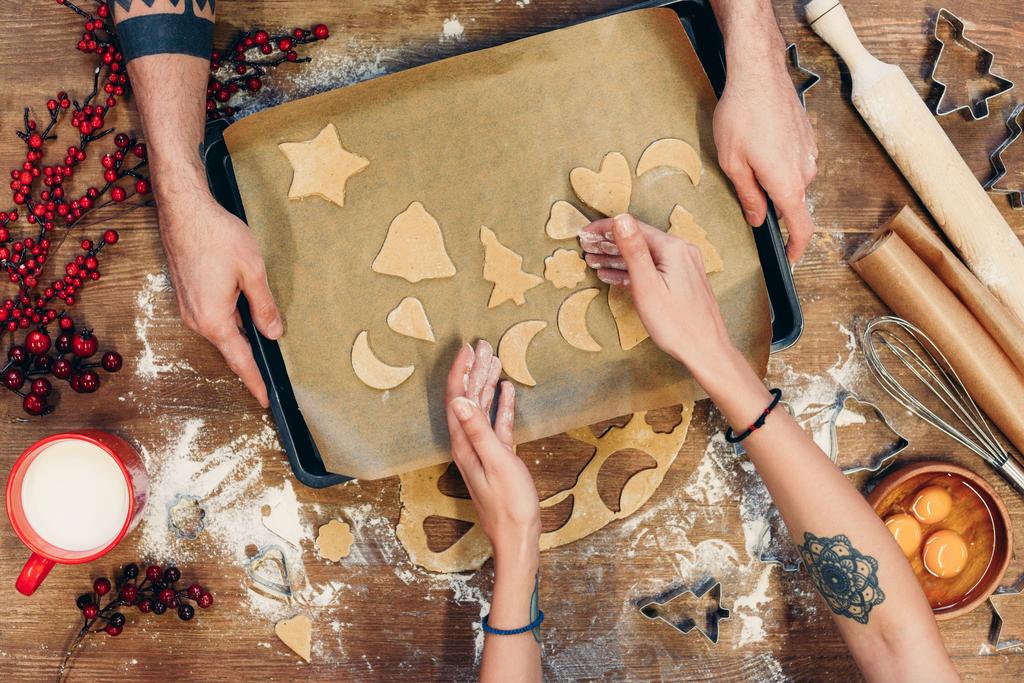 Biscuits de Noël sur papier cuisson
 - Photo, image