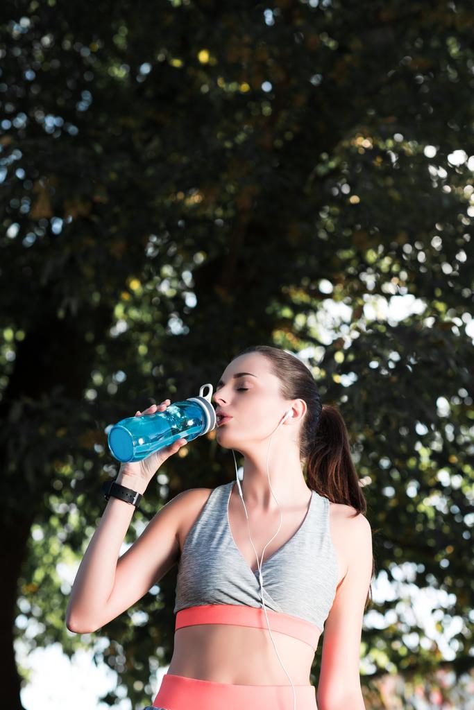 спортивна дівчина п'є воду
 - Фото, зображення