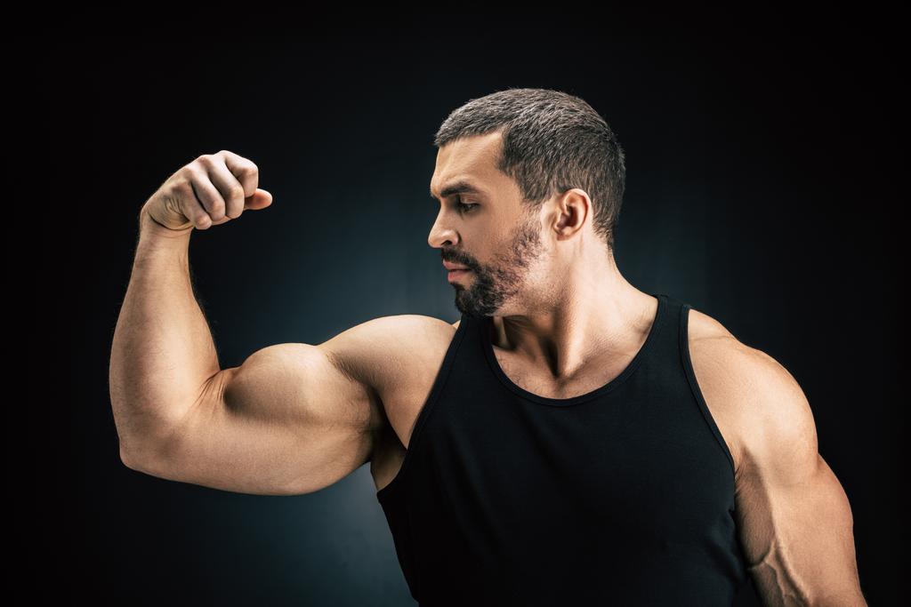 Hombre fuerte mostrando músculos
 - Foto, imagen