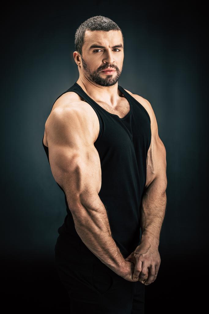 Uomo forte mostrando muscoli
 - Foto, immagini