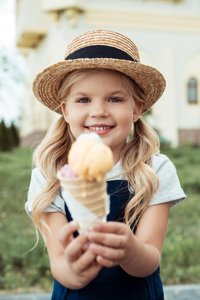 hymyilevä lapsi jäätelön kanssa
 - Valokuva, kuva