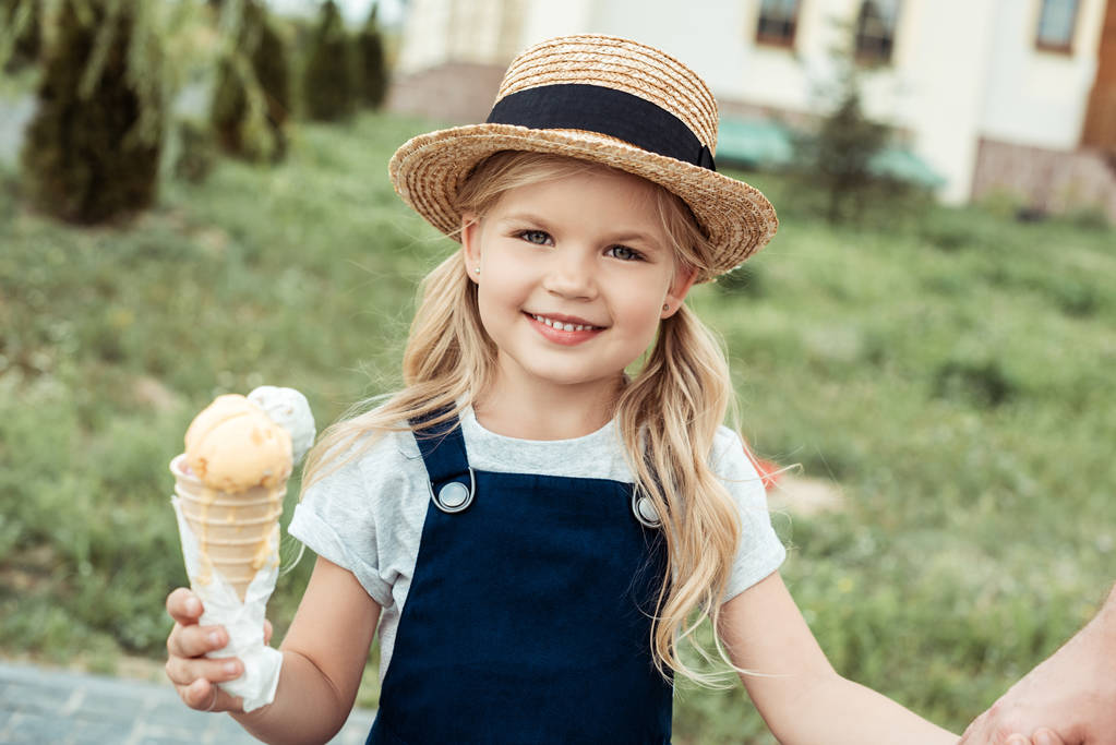 usmívající se dítě se zmrzlinou - Fotografie, Obrázek