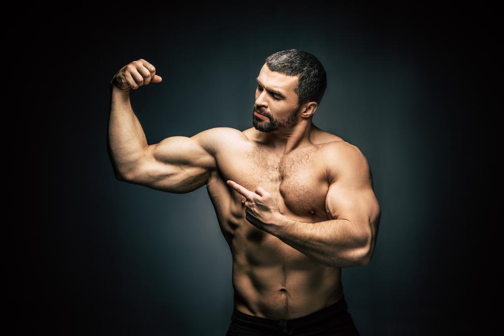 shirtless sportieve man weergegeven: spieren - Foto, afbeelding