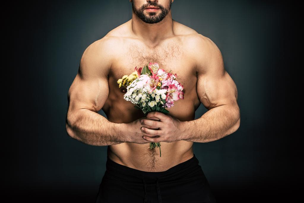 Sportlicher Mann mit Blumenstrauß - Foto, Bild
