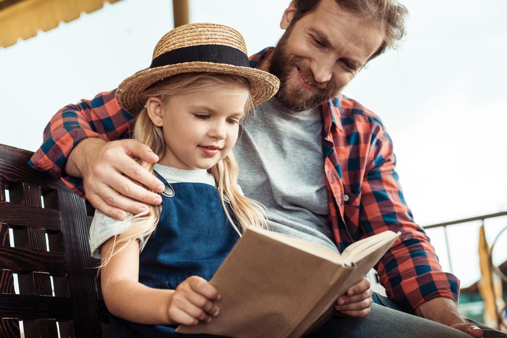 πατέρας και κόρη με το βιβλίο - Φωτογραφία, εικόνα