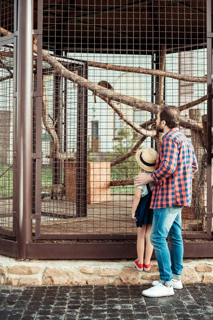 父と娘の動物園 - 写真・画像