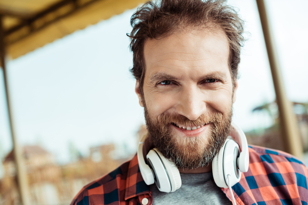 χαμογελαστός άνθρωπος με ακουστικά - Φωτογραφία, εικόνα