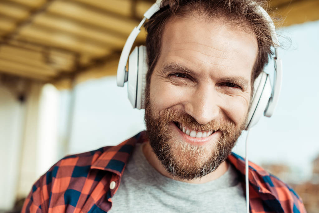 Hombre sonriente en auriculares
 - Foto, Imagen