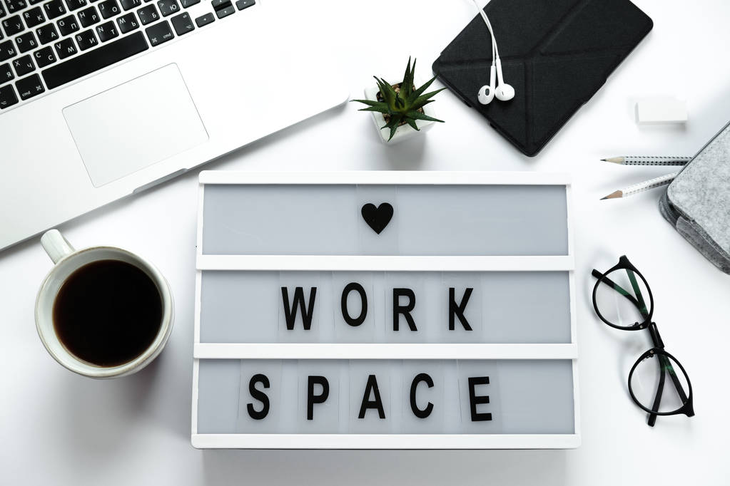 Área de trabalho branca hipster elegante, laptop, café, óculos, headphon
 - Foto, Imagem