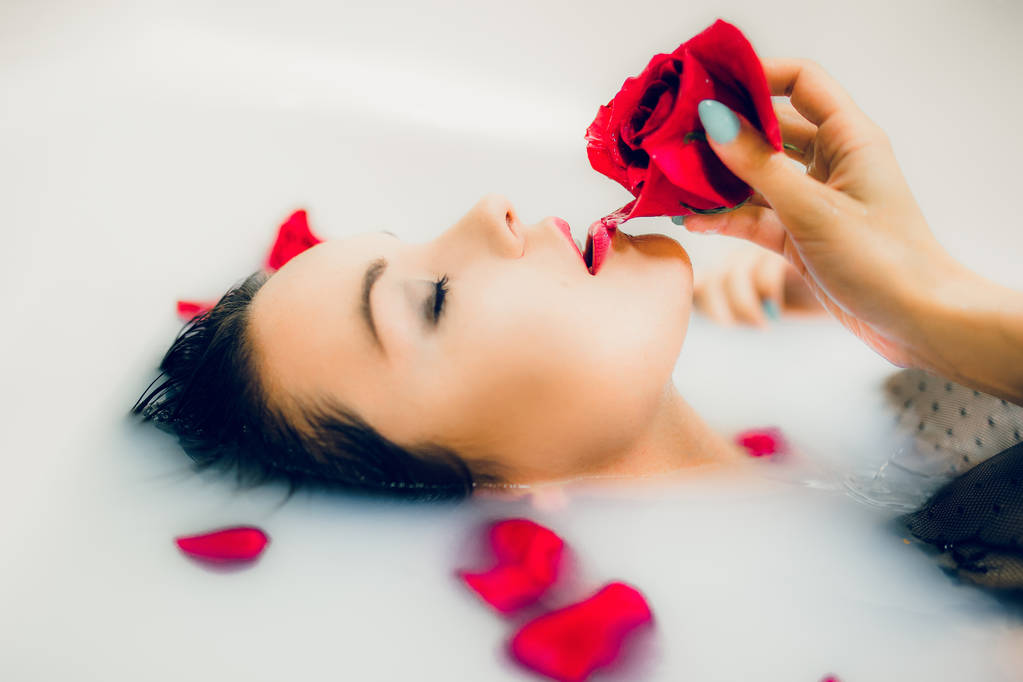 Žena s červenou růží - Fotografie, Obrázek