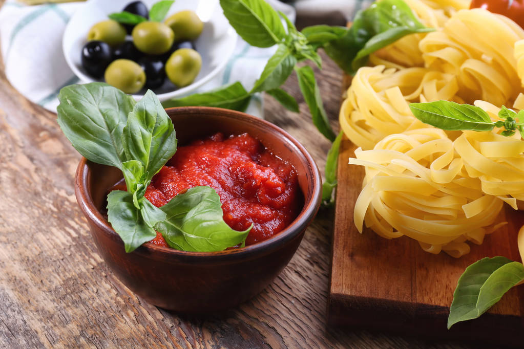 Ciotola con gustosa salsa di pomodoro per pasta
 - Foto, immagini