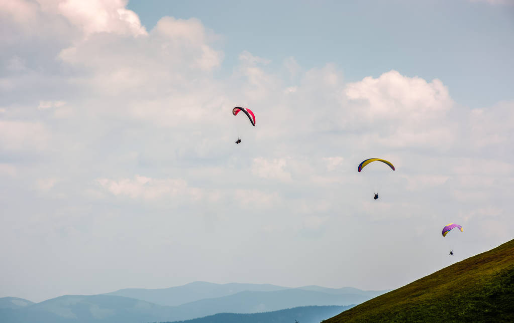 Skydiving estremo sopra le montagne
 - Foto, immagini