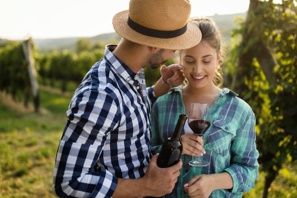 feliz pareja en el viñedo antes de la cosecha
 - Foto, Imagen
