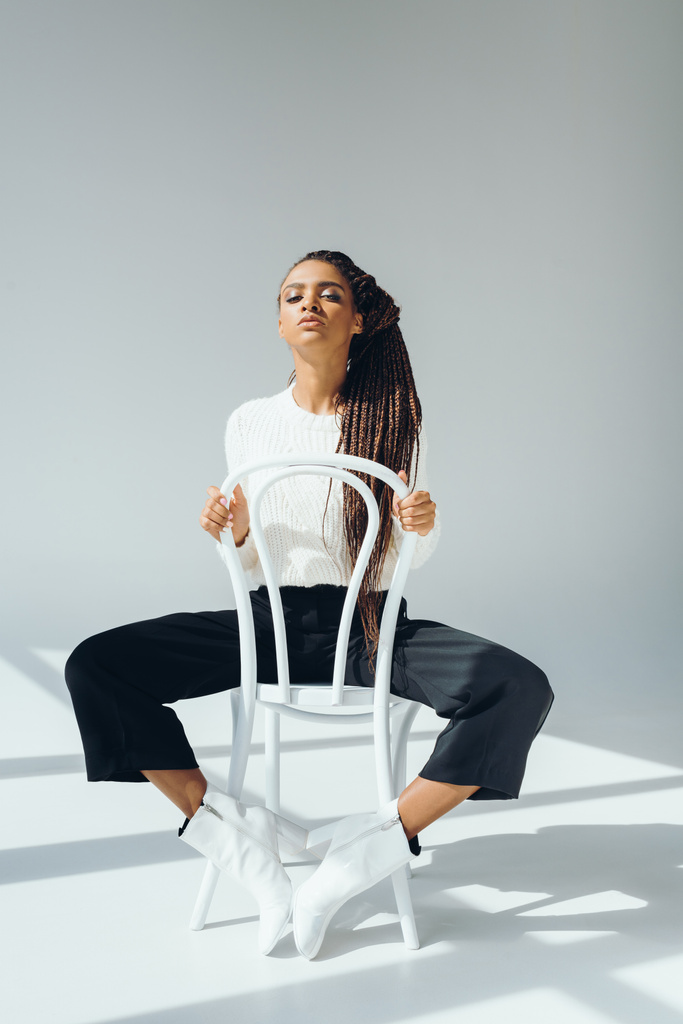 trendy ragazza afroamericana con sedia
 - Foto, immagini