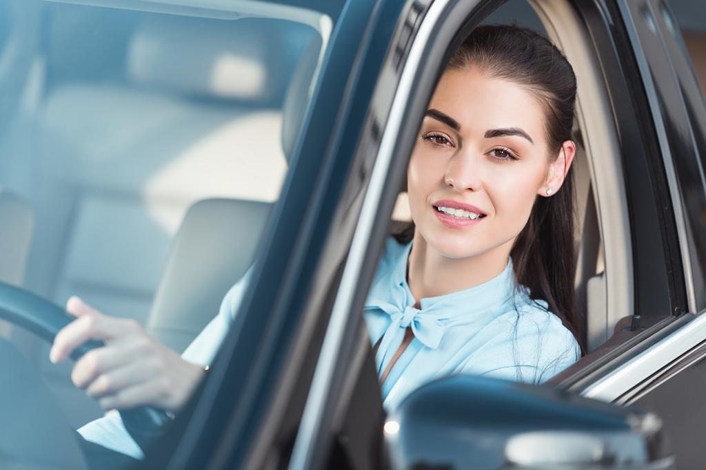 Mujer conduciendo coche - Foto, Imagen