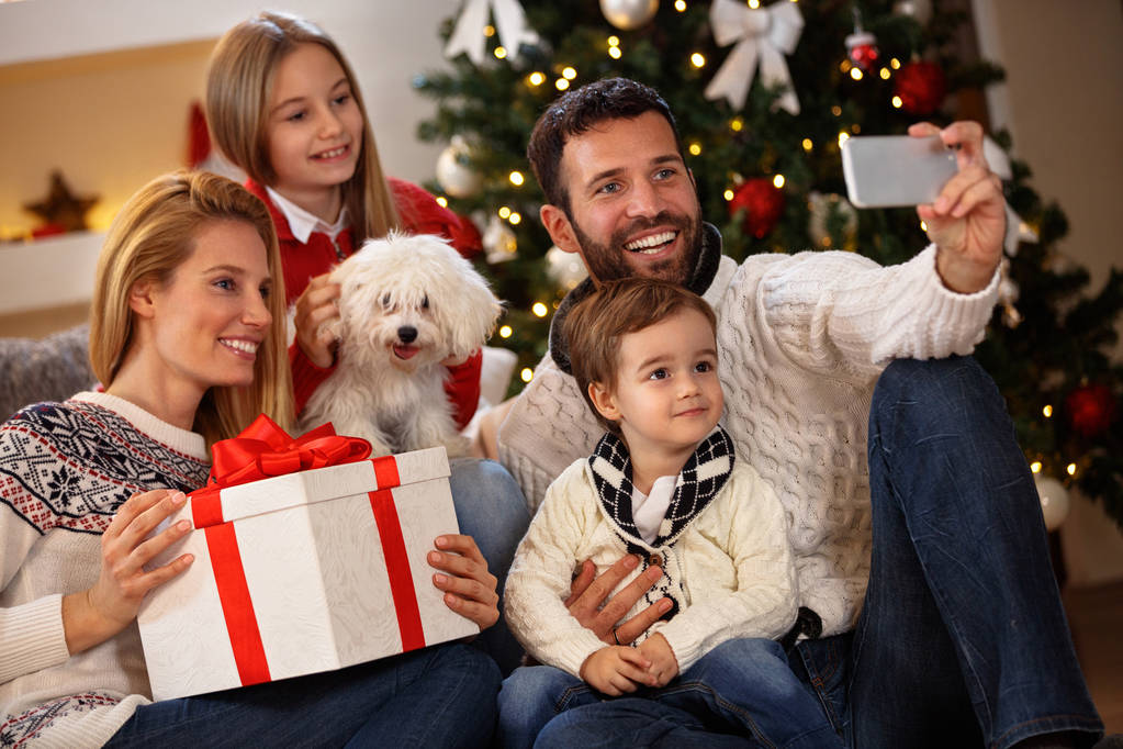 Rodinné pořizování selfie na Vánoce - Fotografie, Obrázek