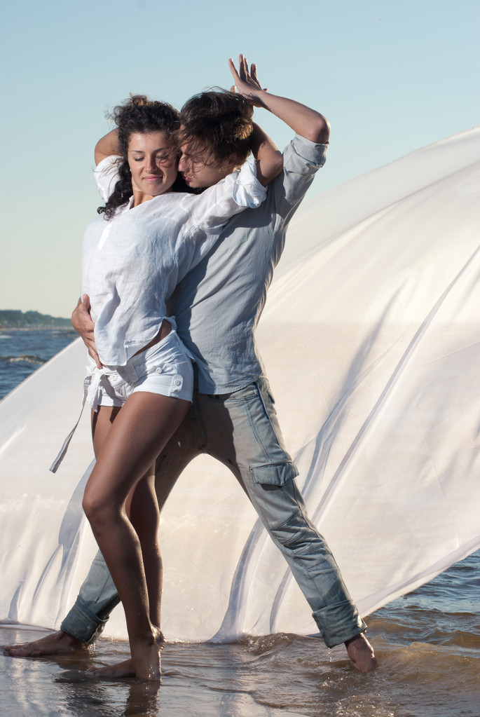 giovane coppia che balla su uno sfondo di mare
 - Foto, immagini