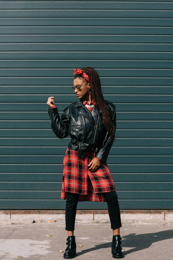 menina americana africana em jaqueta de couro
  - Foto, Imagem