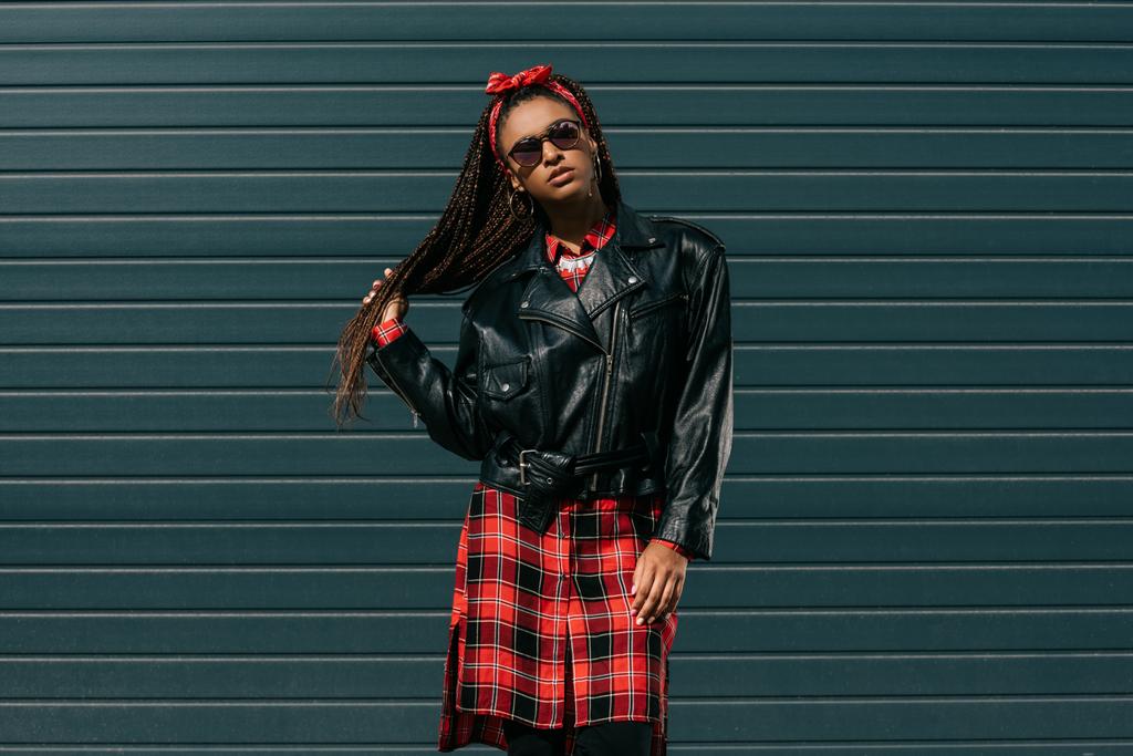 afro-amerikai lány bőr kabát  - Fotó, kép