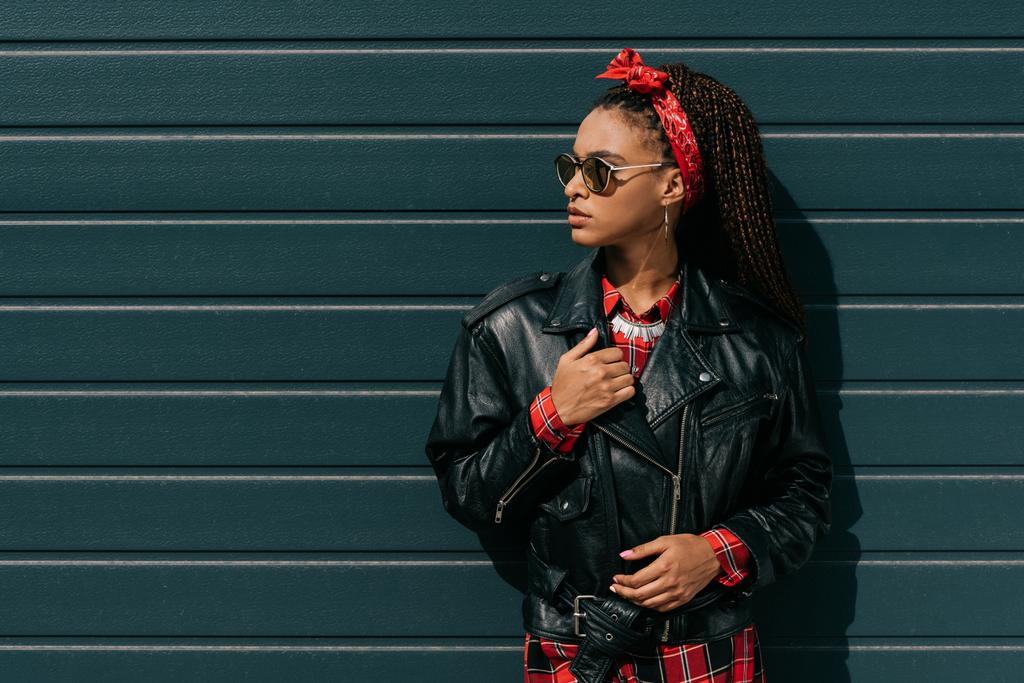 afro-américaine fille en veste en cuir
 - Photo, image