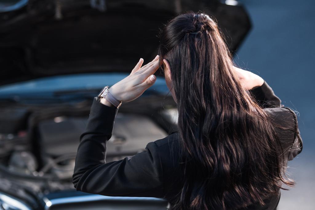 Sorunlu kadın araba motor arıyorum - Fotoğraf, Görsel