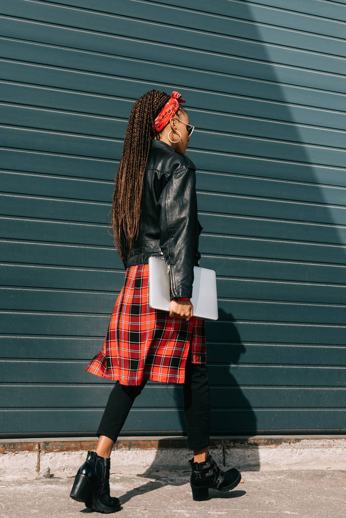 stylová africká americká dívka s notebookem - Fotografie, Obrázek