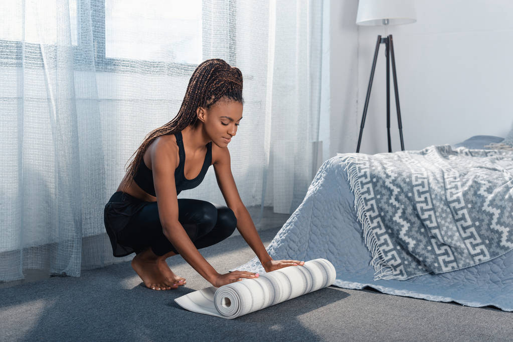 жінка викидає йога килимок
 - Фото, зображення