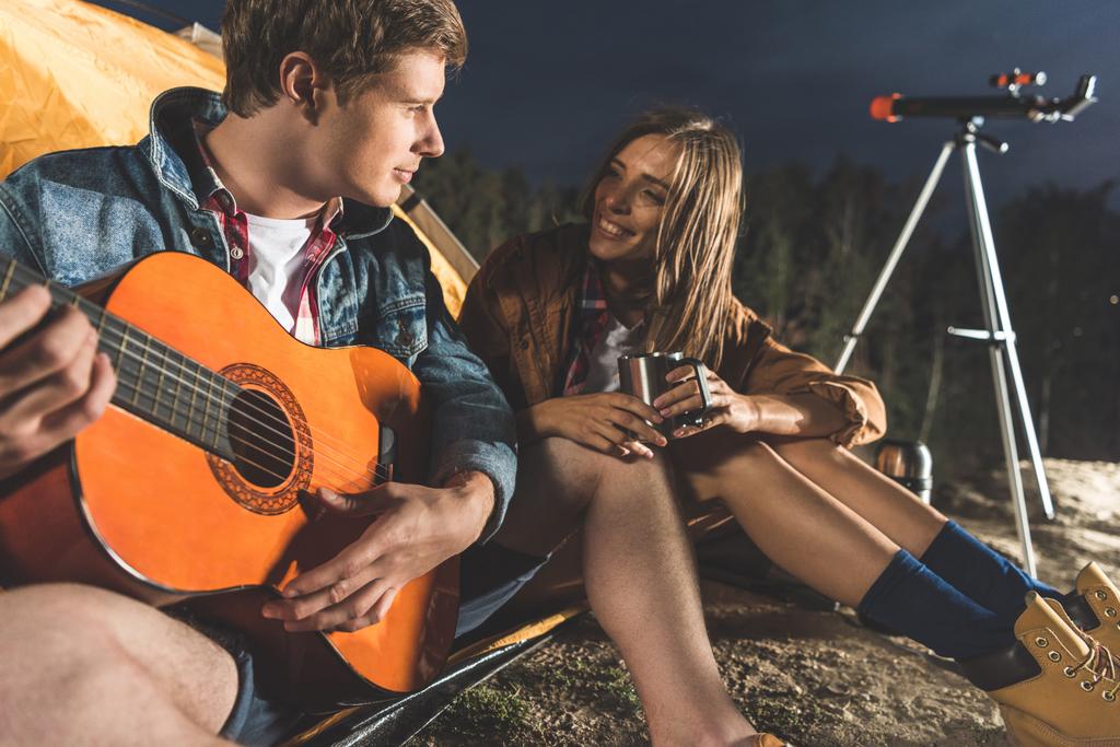 ember gitározni, túrázás, utazás - Fotó, kép
