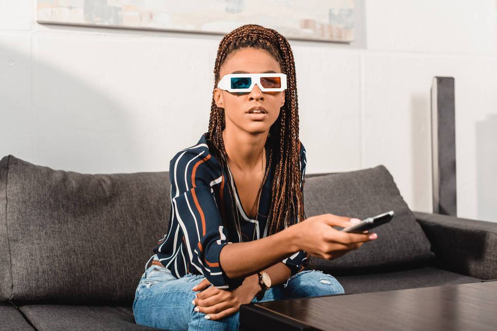 Frau mit 3D-Brille vor dem Fernseher - Foto, Bild