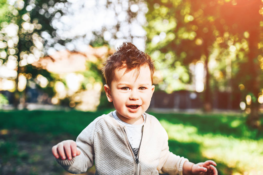 boldog kisfiú - Fotó, kép