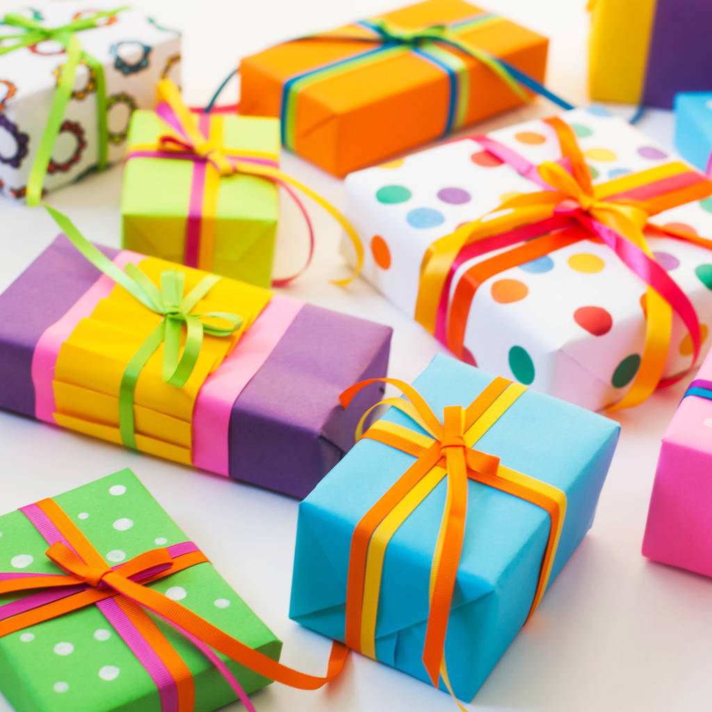 Cajas de regalo de colores con cintas de colores. Fondo blanco. Regalo
 - Foto, Imagen