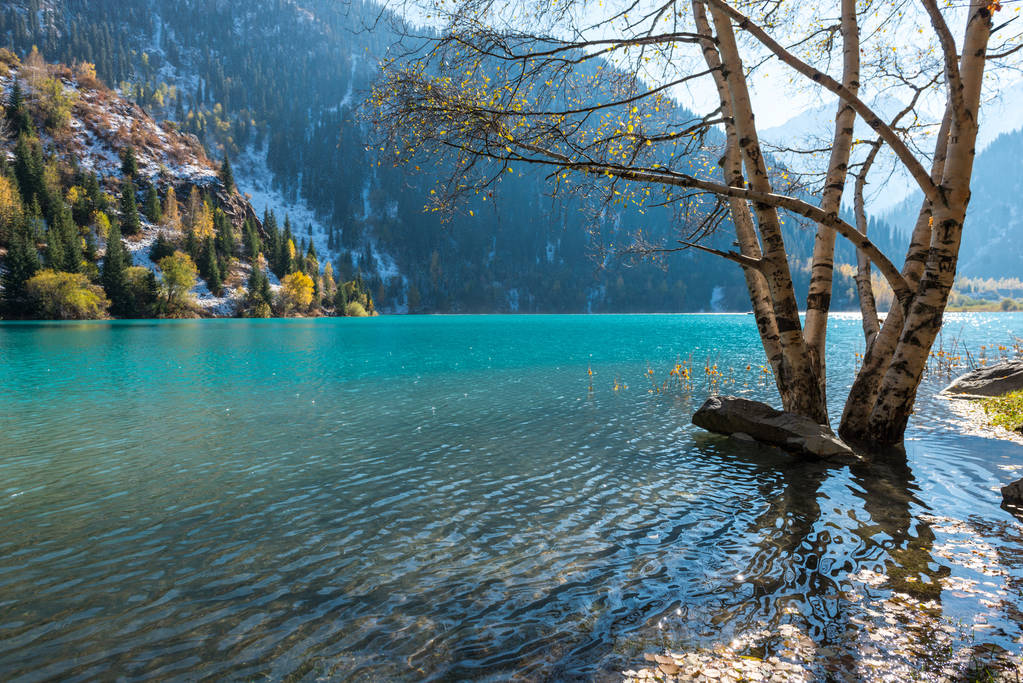 Foto de otoño después de las nevadas, lago de montaña "Issyk
"  - Foto, Imagen