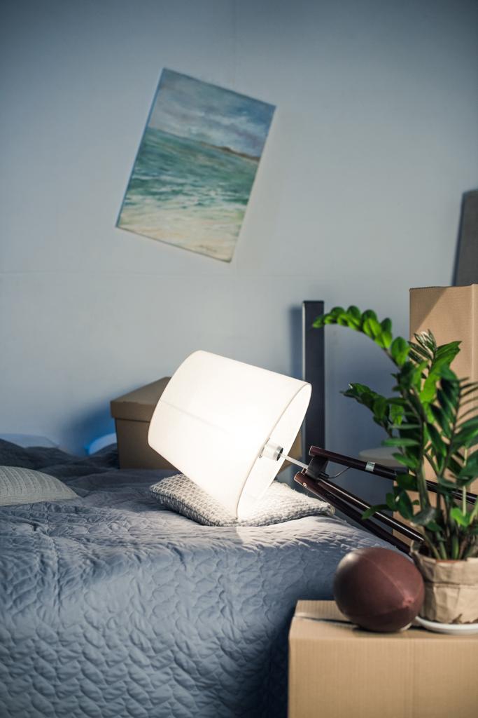 lâmpada de assoalho decorativa na cama
 - Foto, Imagem