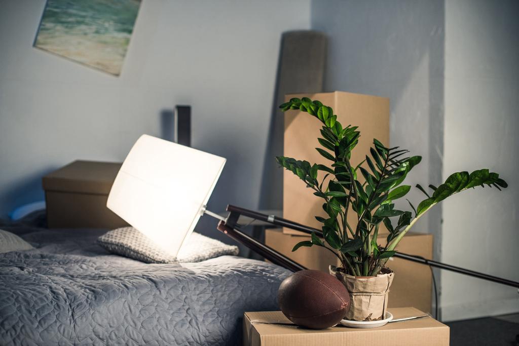 lampadaire décoratif sur lit
 - Photo, image