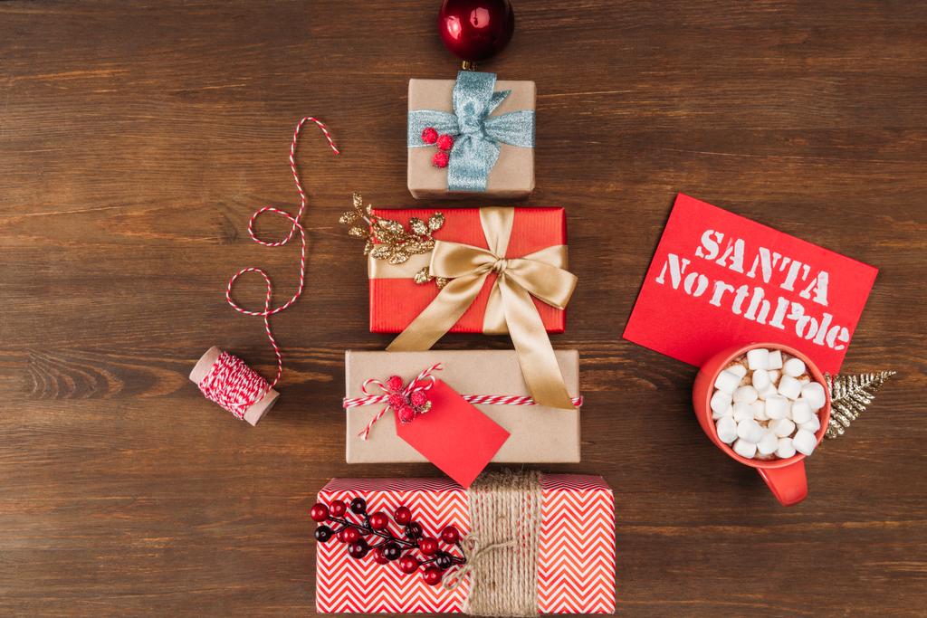 regalos de Navidad y bauble
  - Foto, Imagen