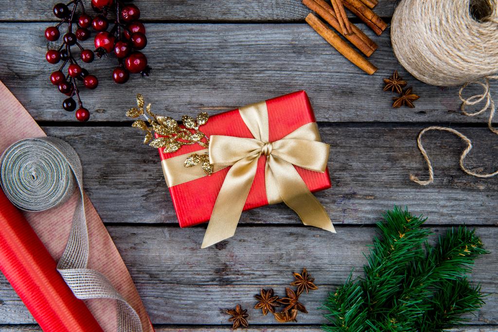 Weihnachtsgeschenk mit goldener Schleife - Foto, Bild