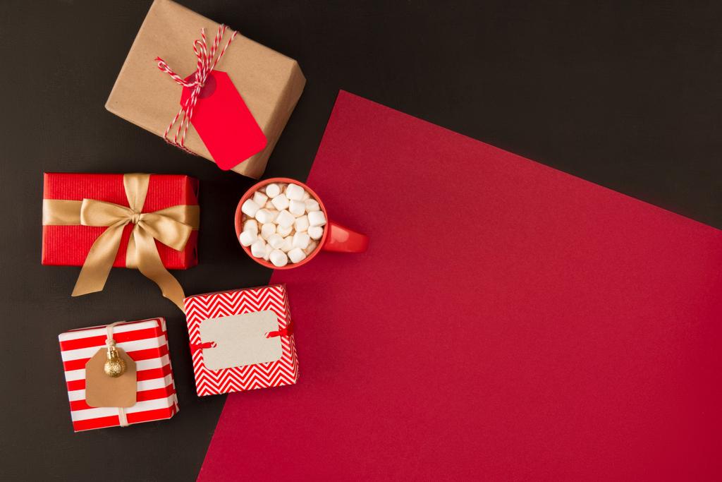 cadeaux de Noël et boissons avec guimauves
 - Photo, image