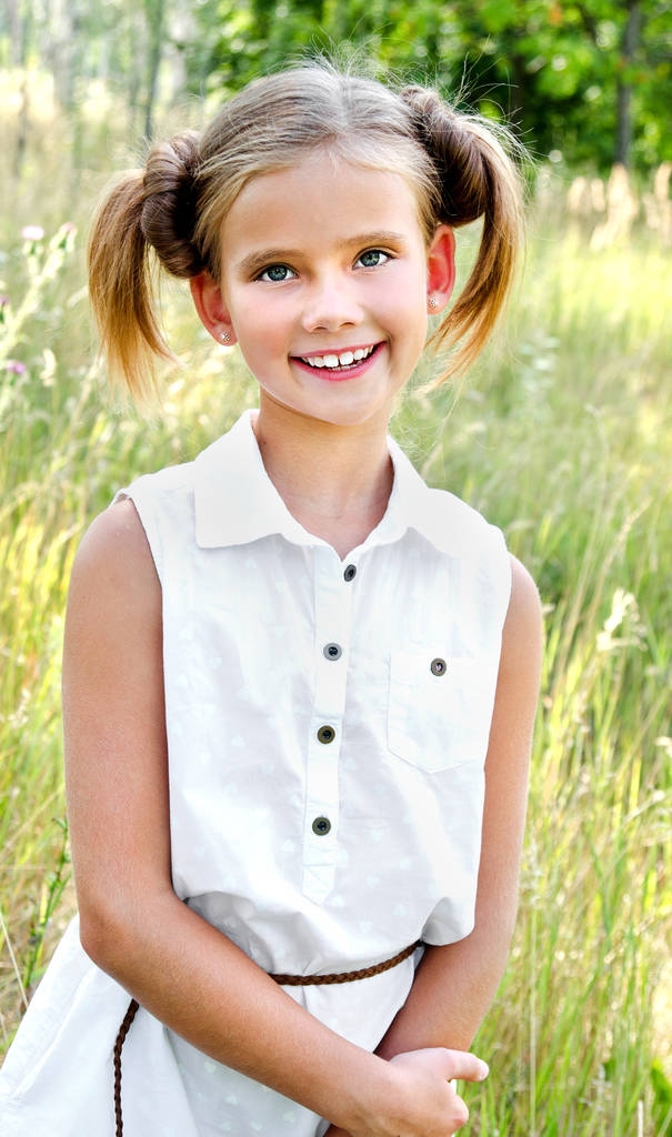 Retrato de adorable niña sonriente niño en vestido al aire libre
  - Foto, imagen