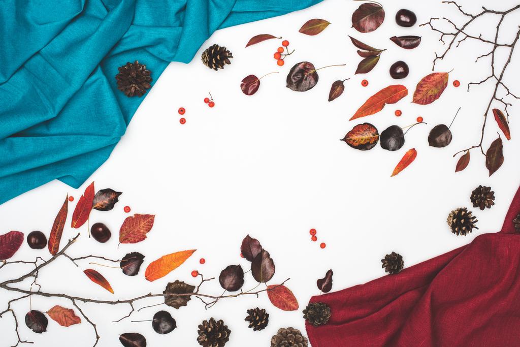 осенние листья и ткань
  - Фото, изображение