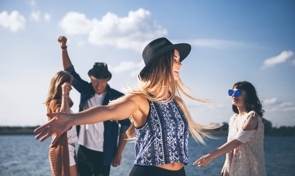 Grupo de amigos dançando e comemorando na praia, festa boho
 - Foto, Imagem