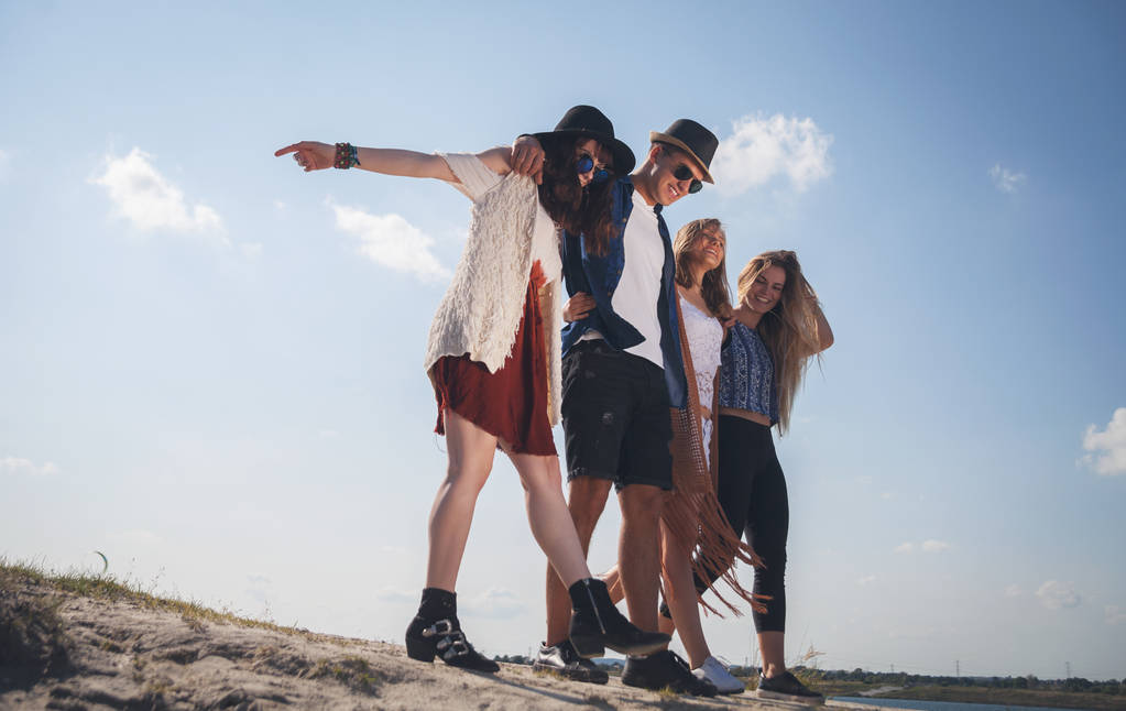 Skupina happy přátel chůzi na pláži, módní styl - Fotografie, Obrázek