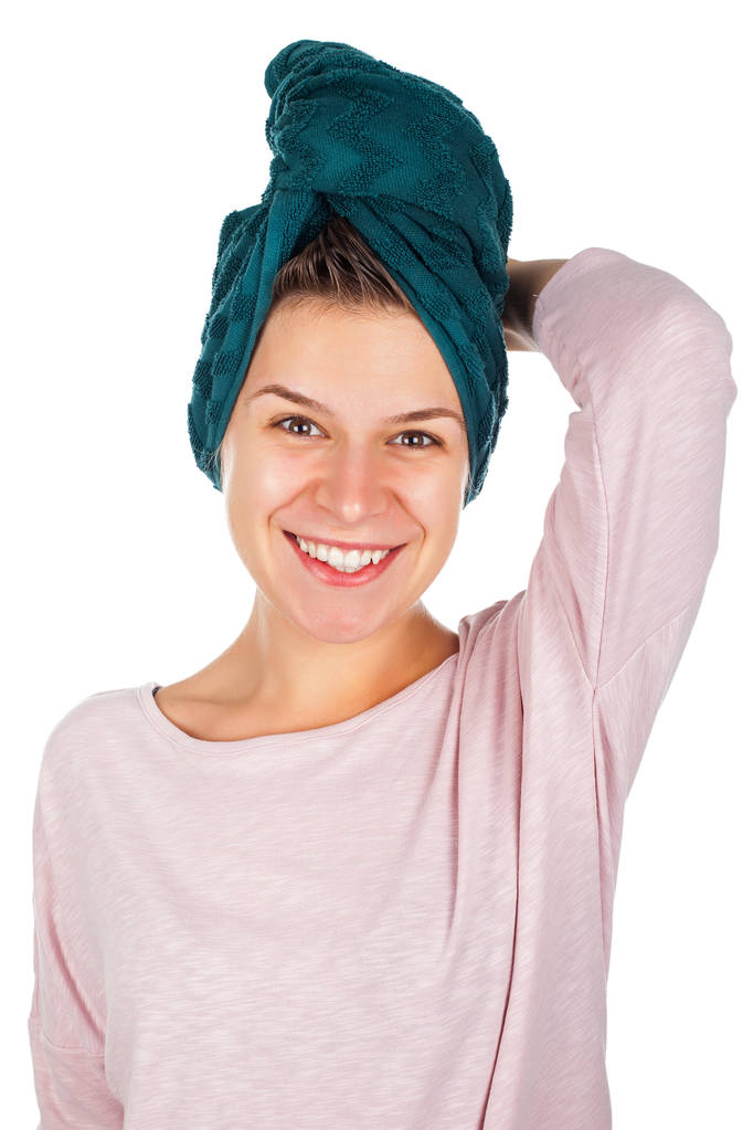 Mujer sonriente con toalla en la cabeza - Foto, imagen